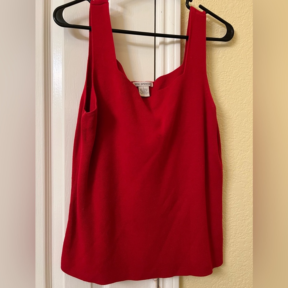 Red sleeveless top size L.